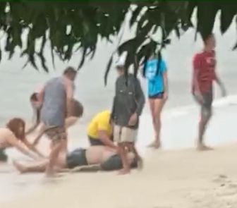 Imagem - Homem morre e namorada grávida é socorrida após queda de raio na Praia Grande de Outeiro