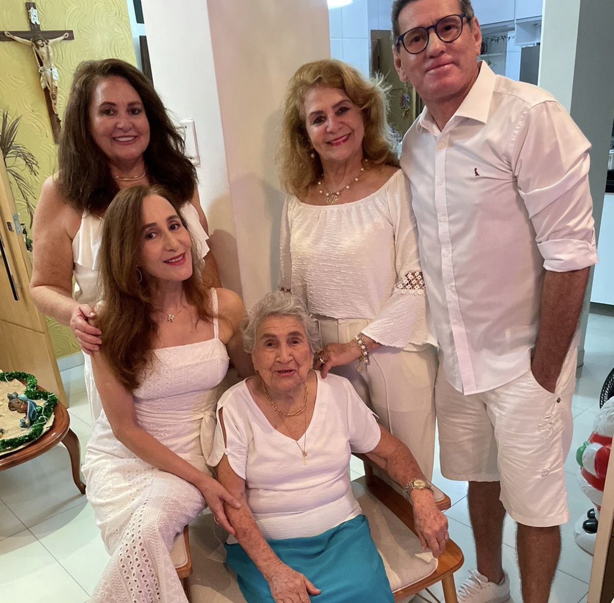 A aniversariante com os filhos, a cerimonialista, Naná Barros, José Carlos Pereira, Ocilia Pereira, Márcia Pereira e Aluísio Elcio Pereira.