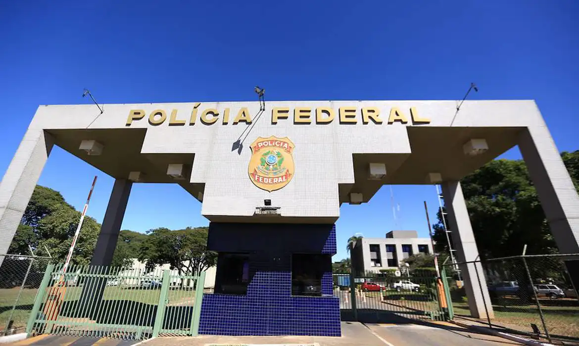 (A principal linha de investigação aponta para um ataque hacker coordenado.)