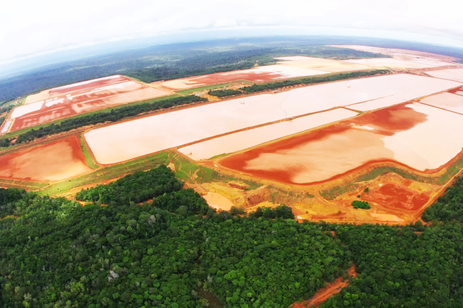 Bacias de retenção e barragens da empresa MRN em Oriximiná