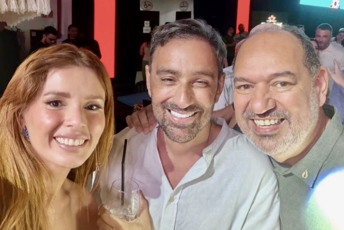 Débora e Jefferson Goldenberg parabenizaram o amigo, o empresário Ronaldo Martins, que aniversariou na última semana. Aliás, foi uma festa concorridíssima, com show do Araketu.