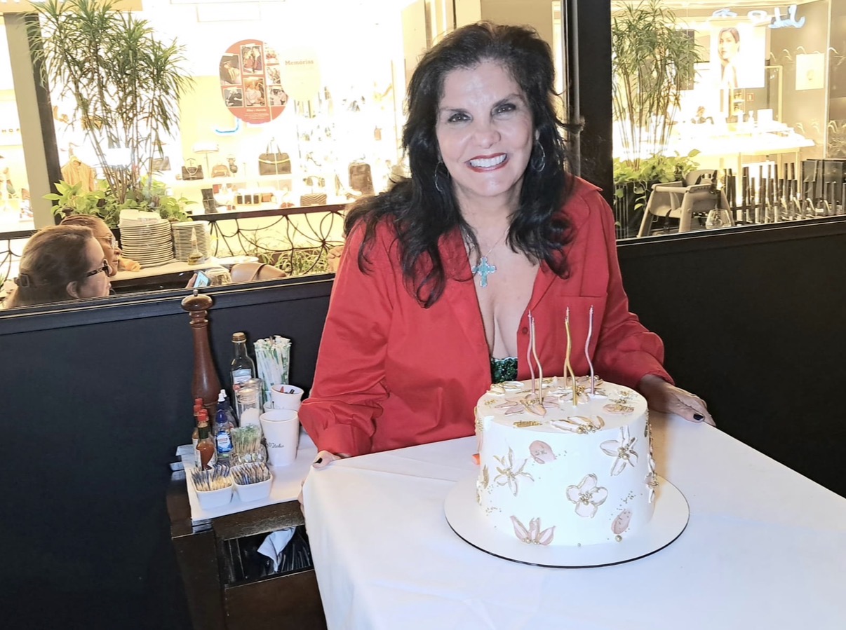 Em mais uma comemoração de seu niver, a amiga Zarra Assef foi homenageada pelas amigas, com um happy hour, no Famiglia d’Italia. 