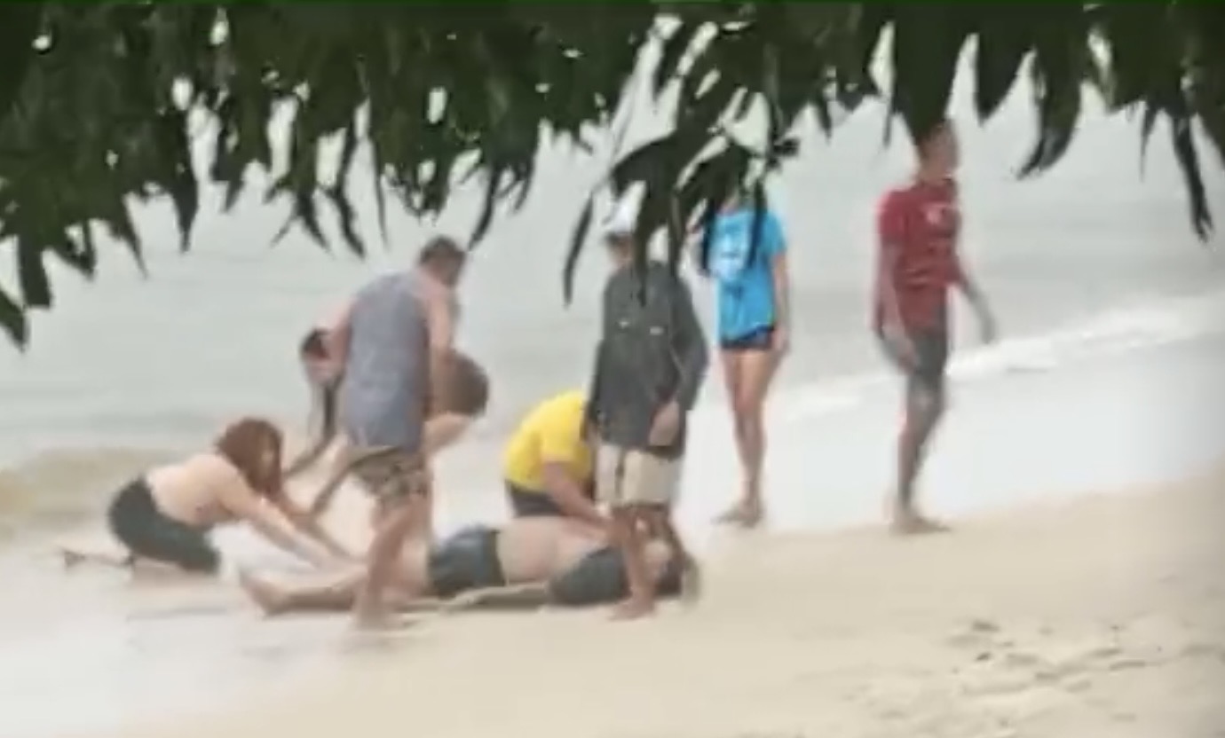 Homem morre e namorada grávida é socorrida após queda de raio na Praia Grande de Outeiro

