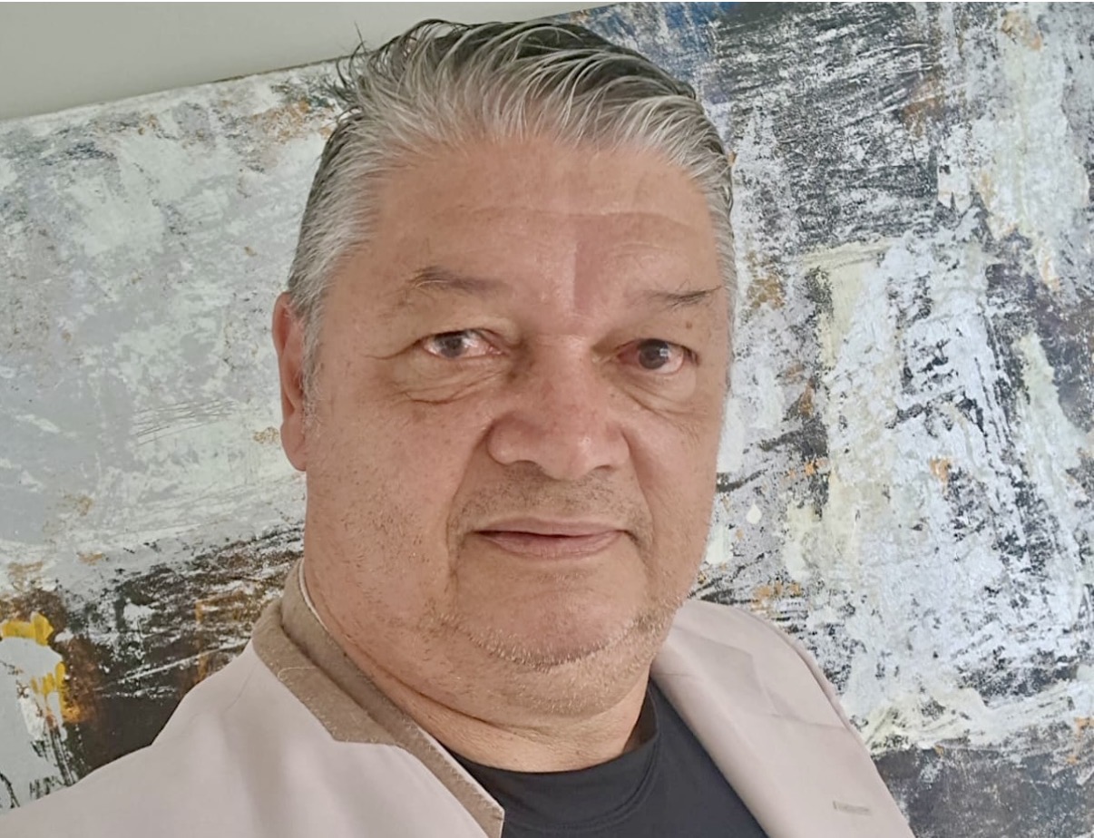 Quem aniversaria neste domingo é o amigo Luiz Bezerra, fotógrafo oficial desta coluna. Salut!