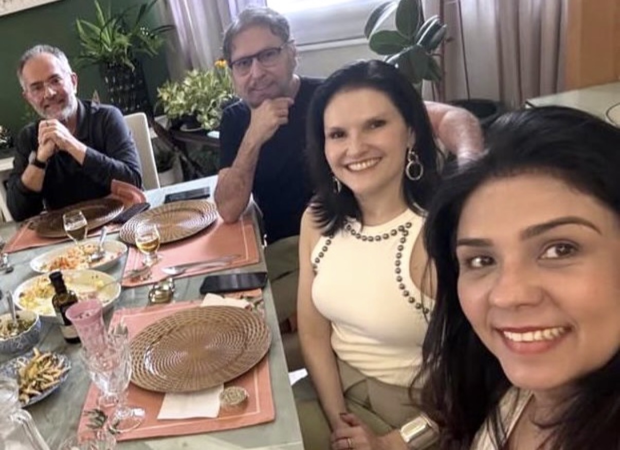 Sempre juntos, os casais  Claudia e Arlindo Guimarães e Dinah e Silvério Fonseca tem se reunido para assistirem aos jogos da Seleção Brasileira.