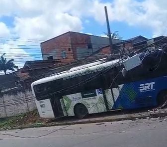 Imagem - Mulher morre em grave acidente envolvendo ônibus do BRT, carro e motocicleta na Rua 2 de Junho, em Águas Brancas, em Ananindeua