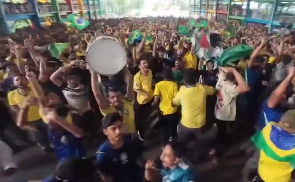 Em Bangladesh, torcida fanática faz festa de Copa do Mundo e celebra vitória do Brasil