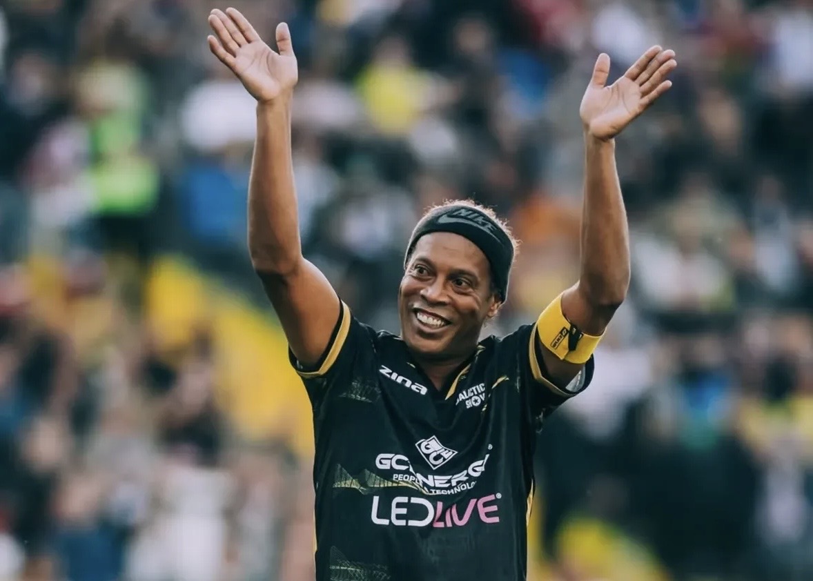 Aos 46 anos, Ronaldinho Gaúcho surpreende o mundo e assina contrato com clube italiano