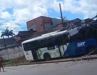 Imagem - Mulher morre em grave acidente envolvendo ônibus do BRT, carro e motocicleta na Rua 2 de Junho, em Águas Brancas, em Ananindeua