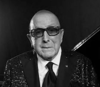 Imagem - Clive Davis, lenda da música que lançou Whitney Houston, morre aos 94 anos