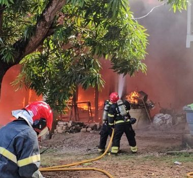 Imagem - Incêndio se espalha rapidamente e destrói conjunto de kitnets em Altamira