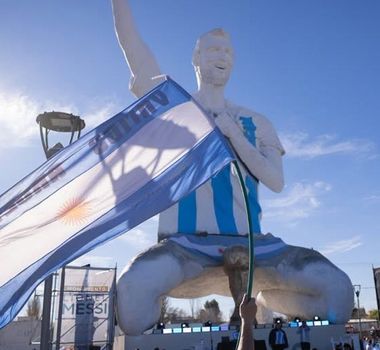 Imagem - Maior artilheiro da história das Copas, Messi ganha estátua de 26 metros na Argentina
