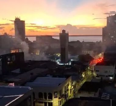 Imagem - Incêndio no Largo da Palmeira mobiliza bombeiros no bairro da Campina, em Belém