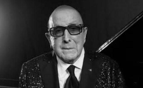 Clive Davis, lenda da música que lançou Whitney Houston, morre aos 94 anos