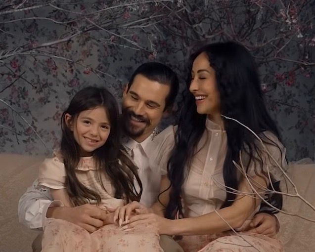 Ao lado da filha, Sabrina Sato anuncia gravidez de Nicolas Prattes - 