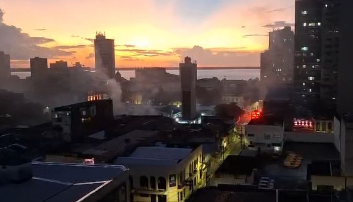 Incêndio no Largo da Palmeira mobiliza bombeiros no bairro da Campina, em Belém