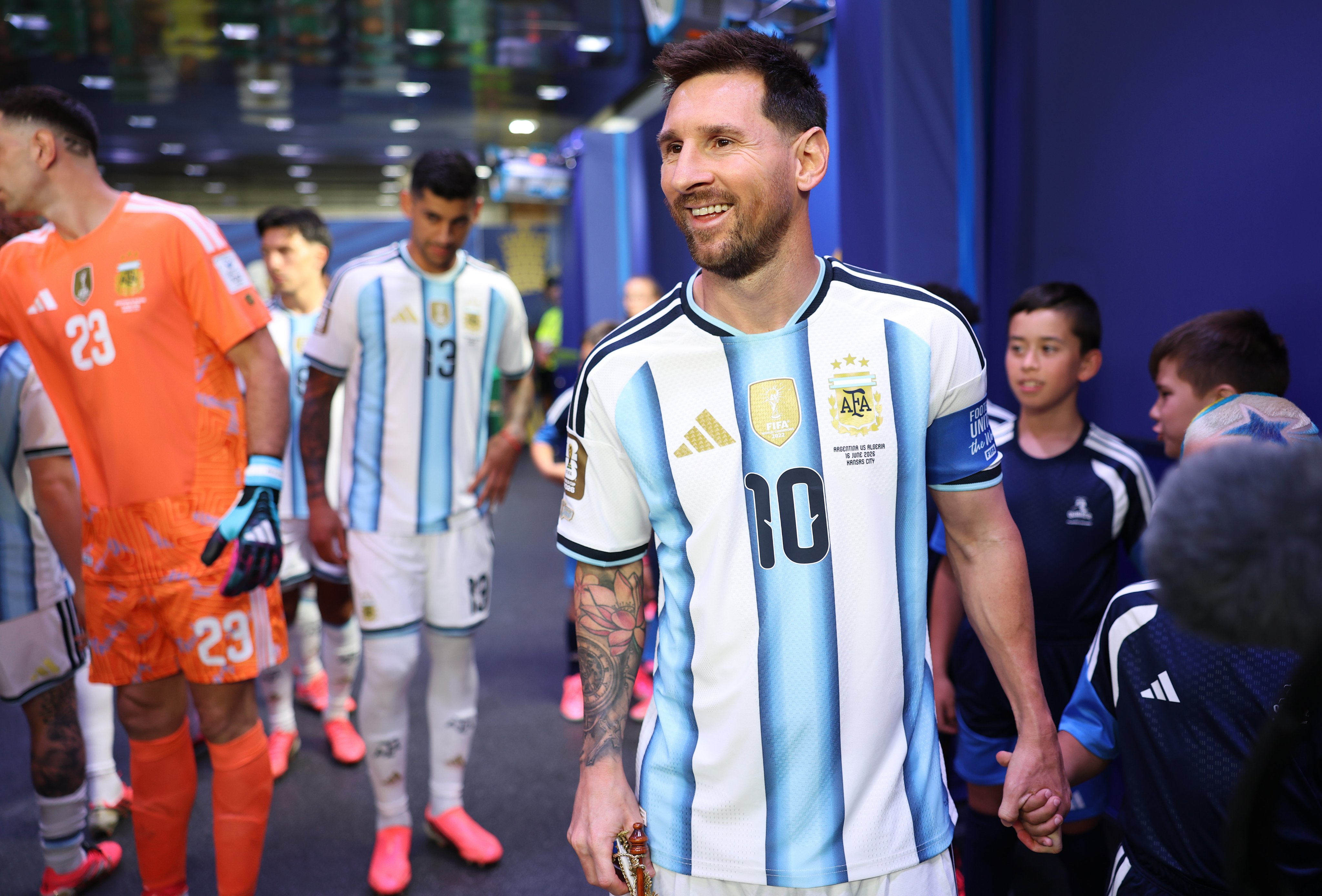 Messi volta a campo após marcar três gols na estreia - 