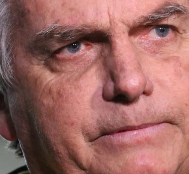 Imagem - Bolsonaro presta depoimento e reafirma versão sobre arma apreendida em blitz