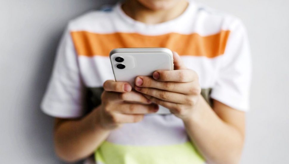 Critérios rigorosos para a participação de crianças e adolescentes em atividades artísticas e na criação de conteúdo para plataformas digitais. 