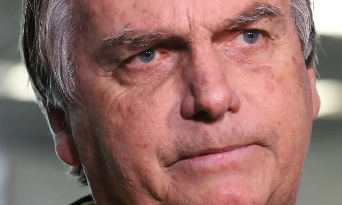 Ex-presidente falou por cerca de 5 minutos à Polícia Civil do DF em investigação sobre pistola Glock transportada sem documentação