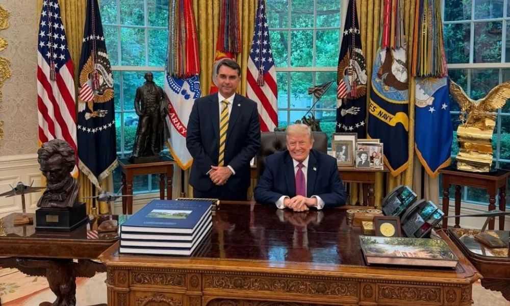 Flávio Bolsonaro garante vaga em audiência de Washington para tentar barrar tarifas ao Brasil