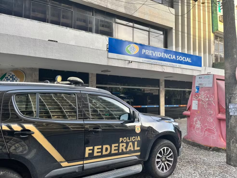 Investigação aponta que mais de 3,5 mil aposentados e pensionistas tiveram descontos feitos sem autorização em contas do BRB. Esquema funcionaria desde 2024

