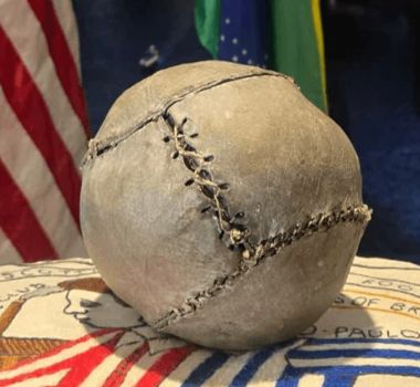 Imagem - Bola de futebol de 500 anos desembarca nos EUA para o clássico entre Brasil e Escócia