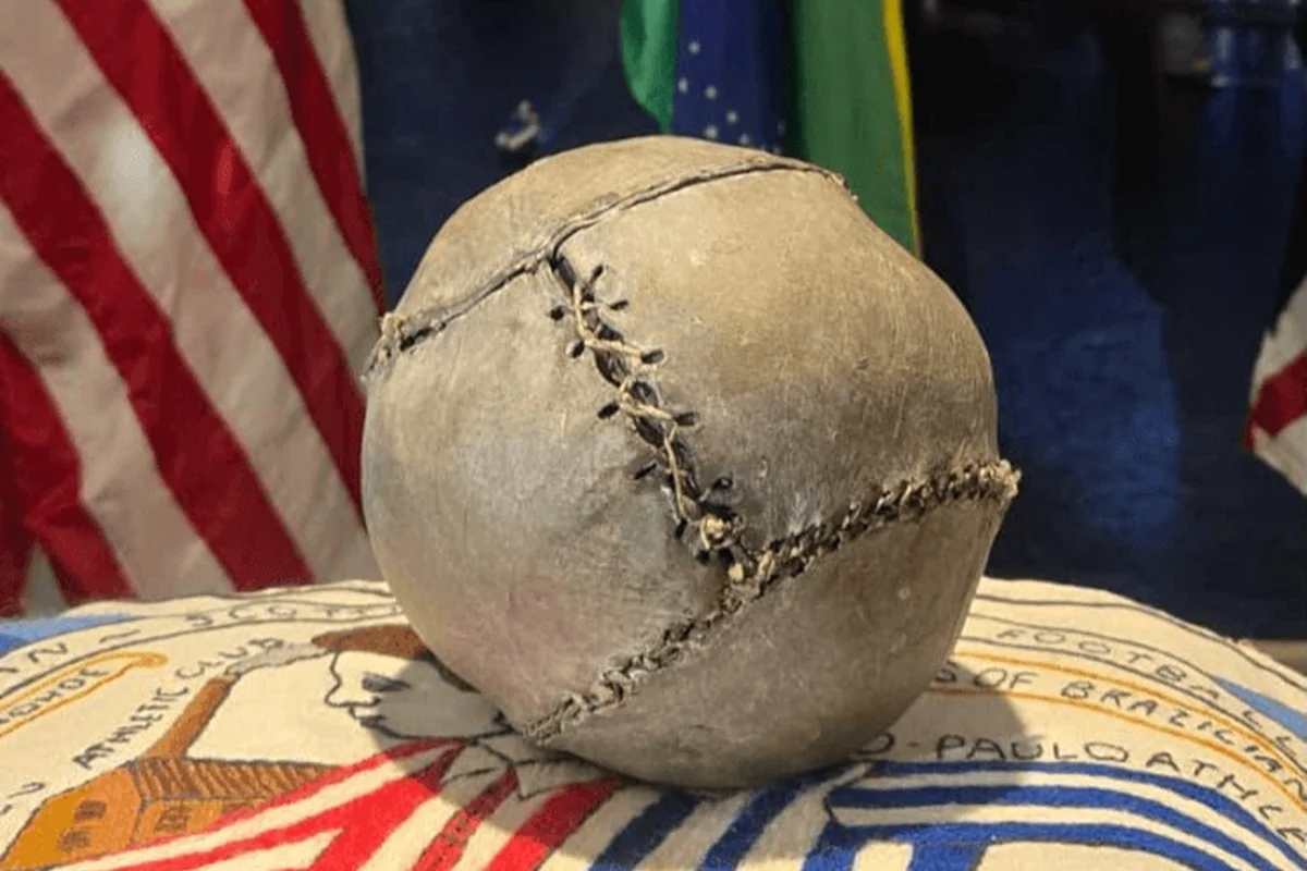 Bola de futebol de 500 anos desembarca nos EUA para o clássico entre Brasil e Escócia