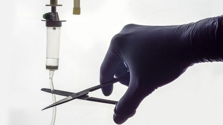 Caso envolve uma criança com menos de 12 anos e foi autorizado após avaliação médica e consentimento da família, conforme as regras adotadas pelo país em 2024