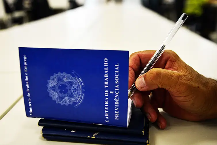 Dados da Rais mostram predominância de longas jornadas e embates sobre proposta que pode alterar escala de trabalho no país.