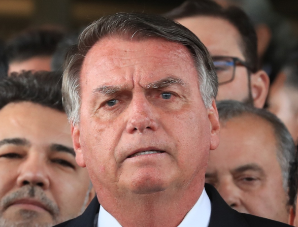 Ministro do STF quer avaliar se apreensão de arma ligada ao ex-presidente configura falta grave durante cumprimento da pena.