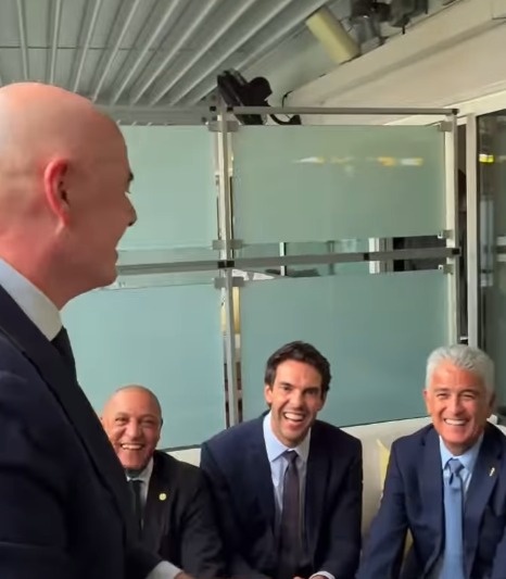 (No vídeo, Infantino aparece descontraído e declara estar “em boa companhia”, mostrando imagens com jogadores icônicos do time que conquistou o penta na Copa do Mundo da Coreia do Sul e Japão.)