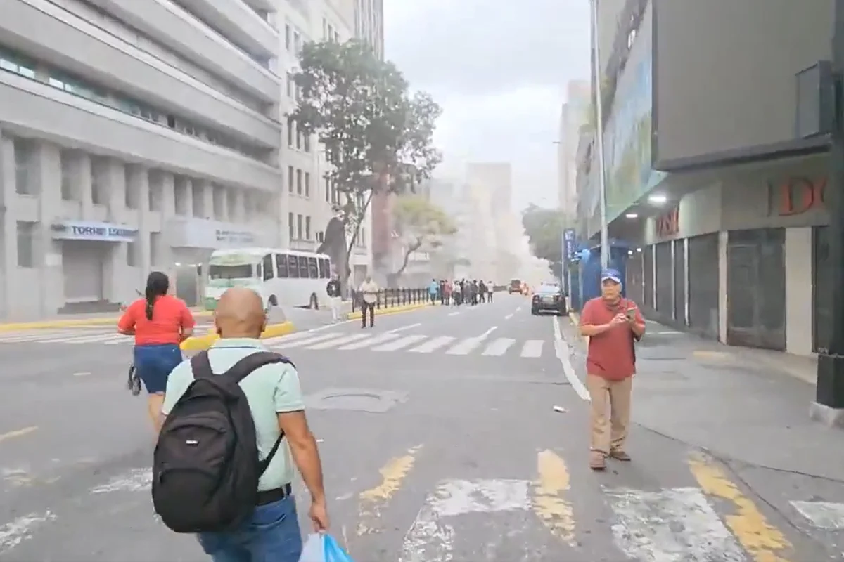 (O tremor foi sentido com intensidade em Caracas e em várias regiões da Colômbia, gerando pânico entre a população e acionando alerta de tsunami para áreas do Caribe.)