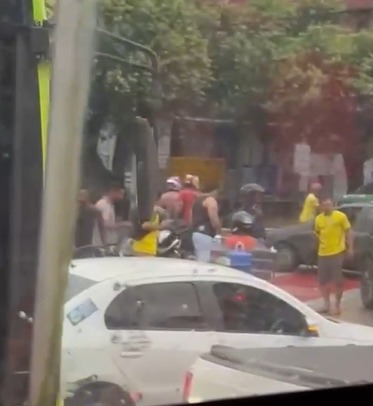 (O trânsito apresentou lentidão em importantes corredores viários da cidade, e até um acidente foi registrado nas proximidades do estádio Banpara Baenão, na avenida Almirante Barroso.)