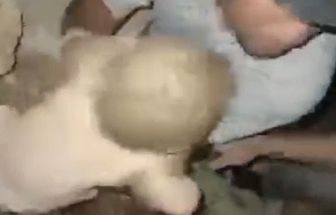 Bebê é resgatado com vida dos escombros após desabamento provocado por terremotos na Venezuela