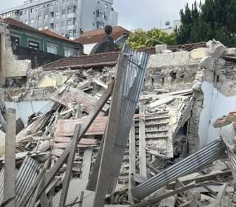 Imagem - Obras de demolição correm mal e provocam desabamento de edifício de dois andares no Porto