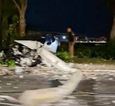 Imagem - Motorista perde o controle e bate em poste de energia na avenida Senador Lemos