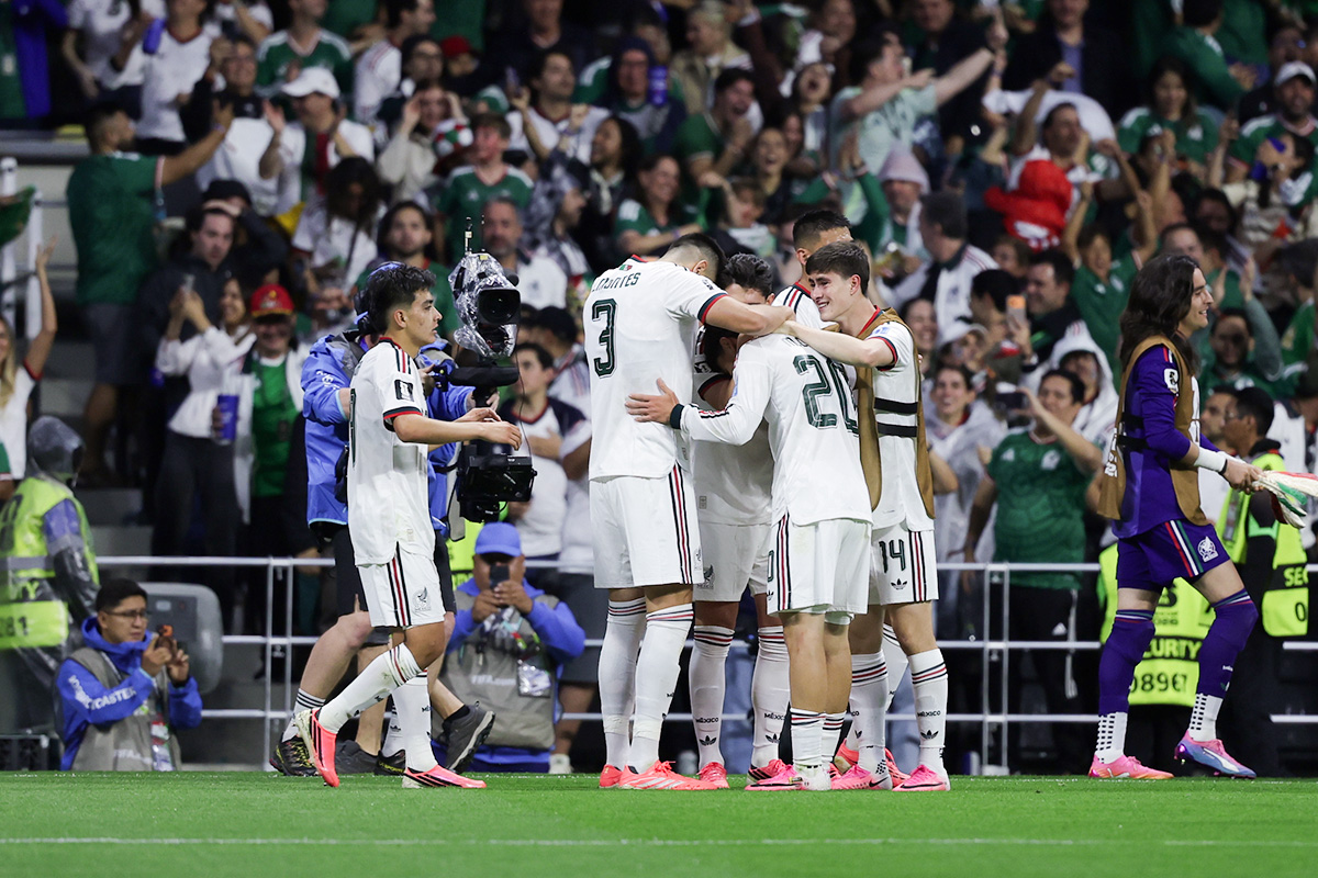 México goleou jogando diante da torcida - 