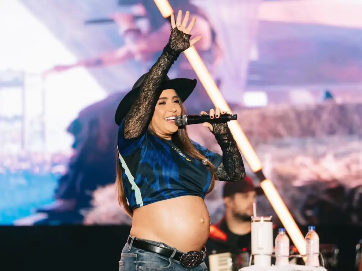 Noiva da influenciadora Tati Dias, a cantora anunciou a gravidez em janeiro

