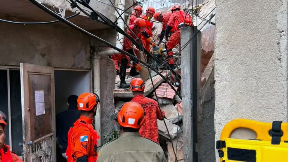 O imóvel, que tinha três andares, desabou completamente, deixando os pavimentos destruídos e os escombros espalhados pelo local

