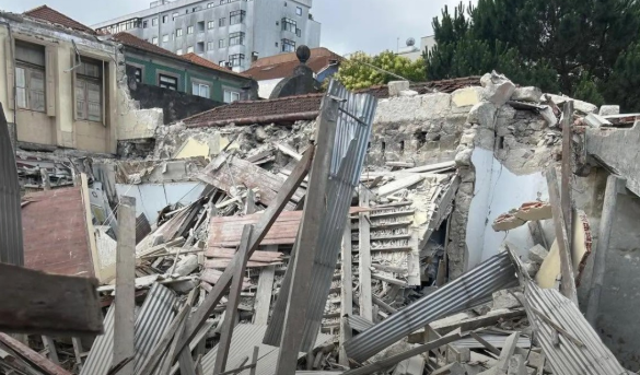 Obras de demolição correm mal e provocam desabamento de edifício de dois andares no Porto