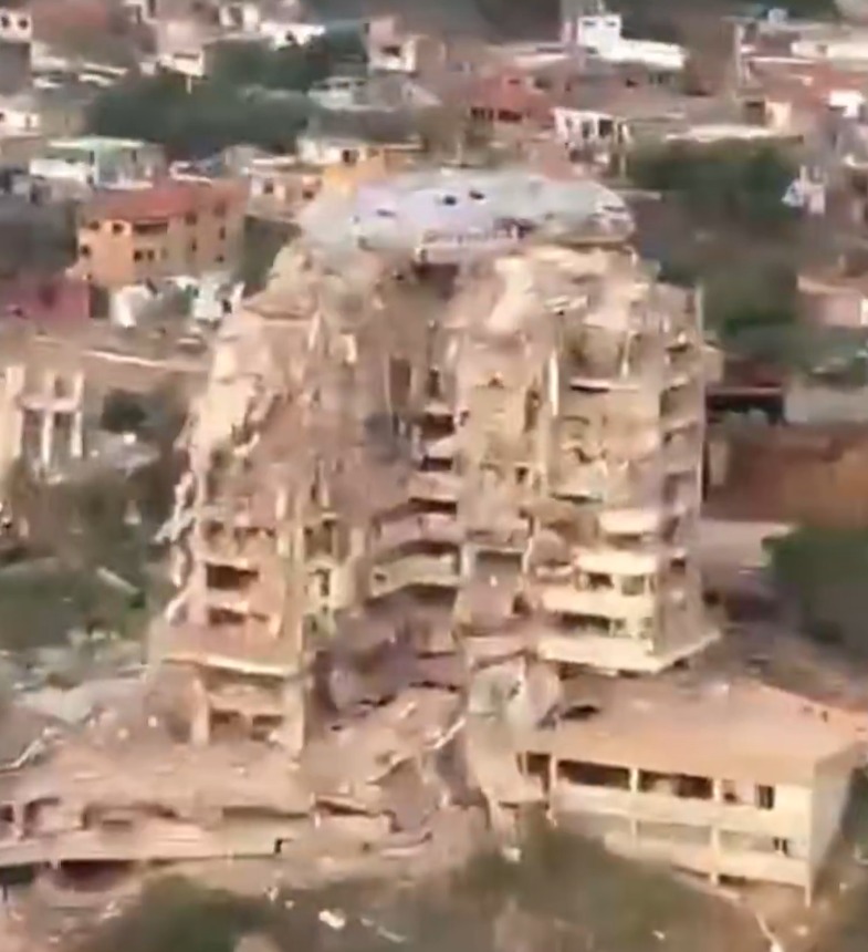 (Prédios defastados após o terremoto que atingiu a região norte da Venezuela) 