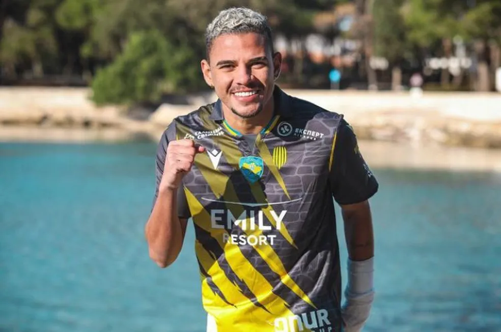 Revelado no futebol potiguar, o atleta iniciou a carreira nas categorias de base do Alecrim e do Globo