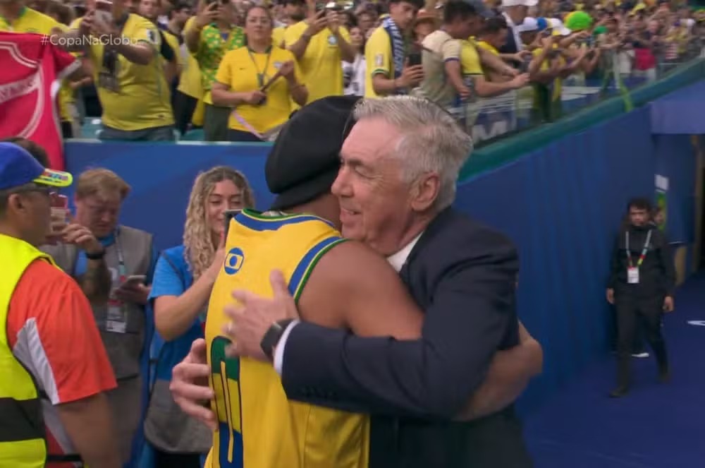 Ronaldinho cumprimentou Ancelotti antes do jogo - 