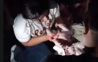 Mulher dá à luz durante resgate em terremoto na Venezuela