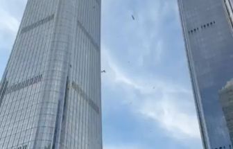 Avião de pequeno porte atinge arranha-céu mais alto de Pequim