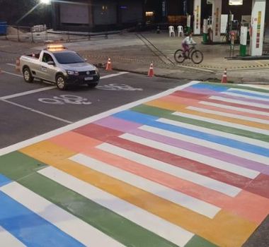 Imagem - Faixa com cores do arco-íris é pintada em Belém para marcar Mês do Orgulho LGBTQIA+