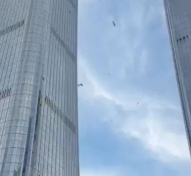 Imagem - Avião de pequeno porte atinge arranha-céu mais alto de Pequim