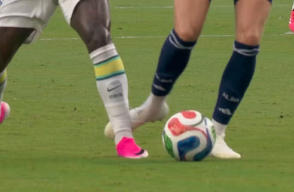Arbitragem anulou gol do atacante brasileiro após revisão no VAR - 