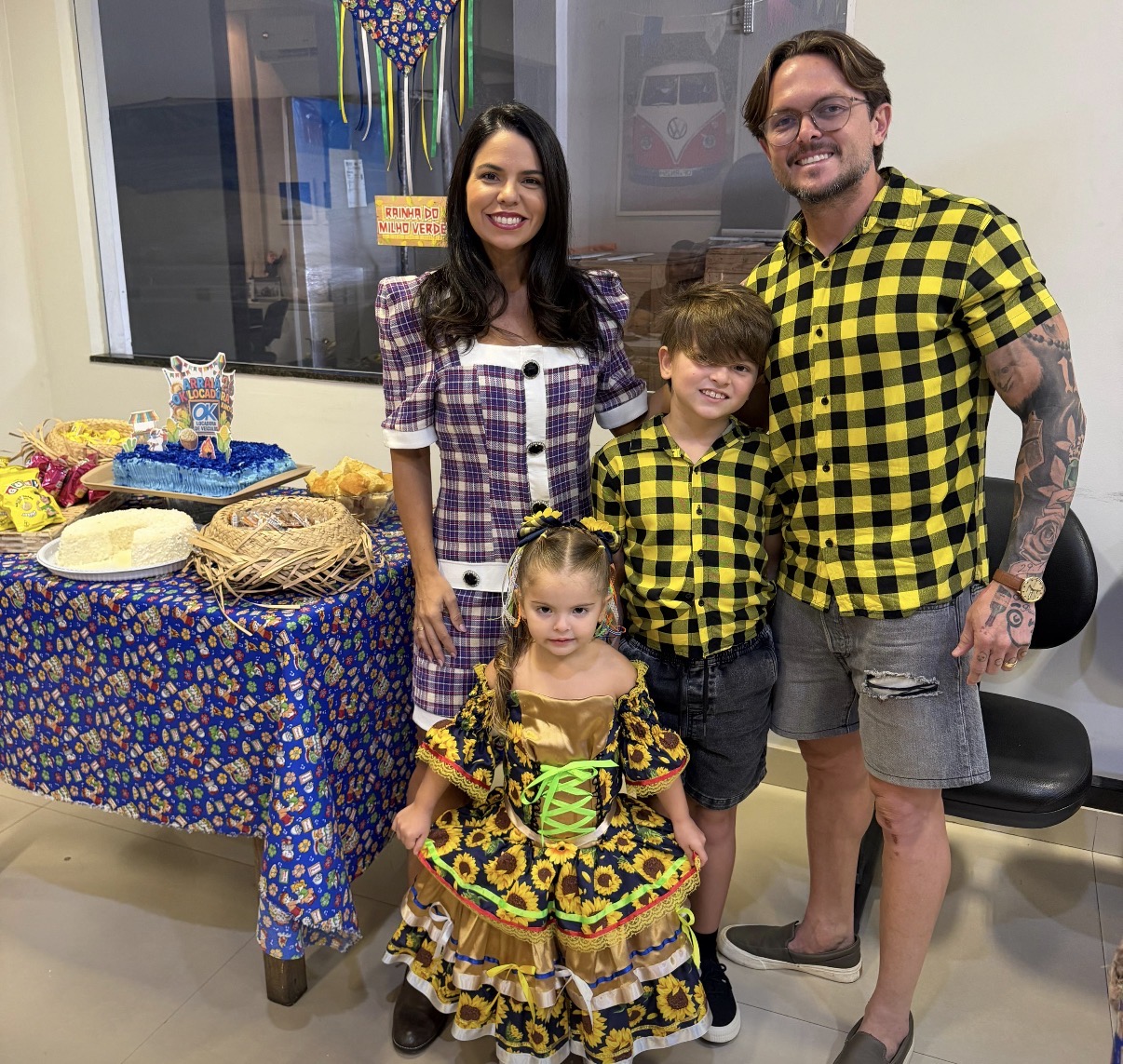Quem sextou muito bem foi a aniversariante do dia, a Delegata Márcia Contente. À amiga mais do que querida e especial, a coluna deseja tudo o que houve de melhor no mundo. Na foto, a aniversariante com o filho, João Renato, o marido, Ronaldo l, e a mãe, Eliete Contente Barbosa